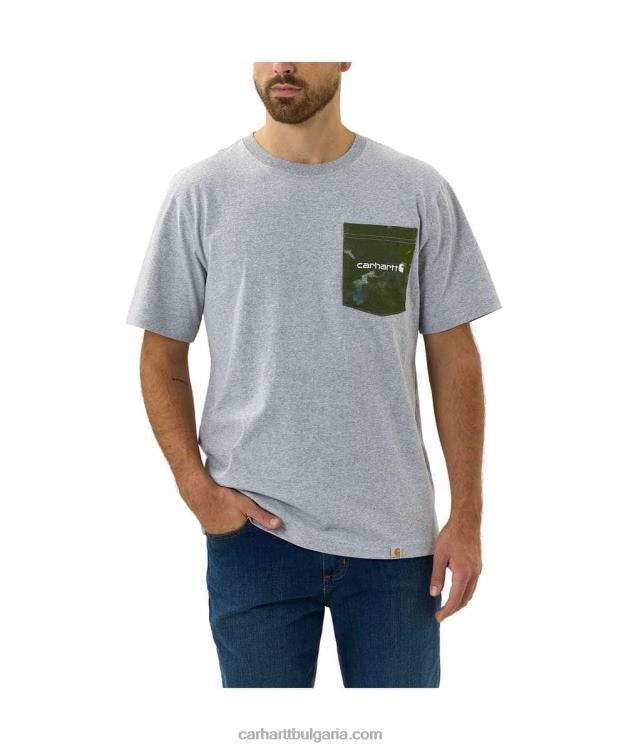 XD68N135 мъже спокойна тежка тениска с къс ръкав с камуфлаж и джоб с графика хедър сиво Carhartt