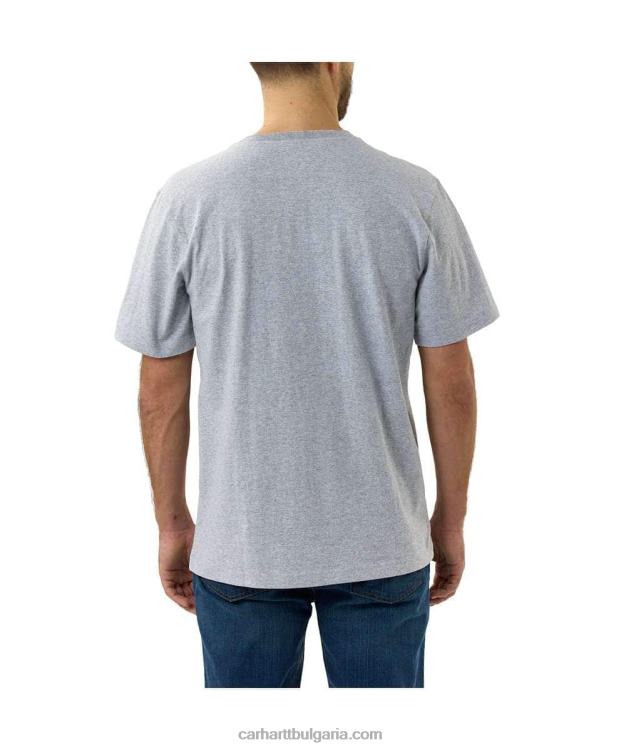 XD68N135 мъже спокойна тежка тениска с къс ръкав с камуфлаж и джоб с графика хедър сиво Carhartt